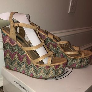 🟣Stunning Steve Madden statement wedges